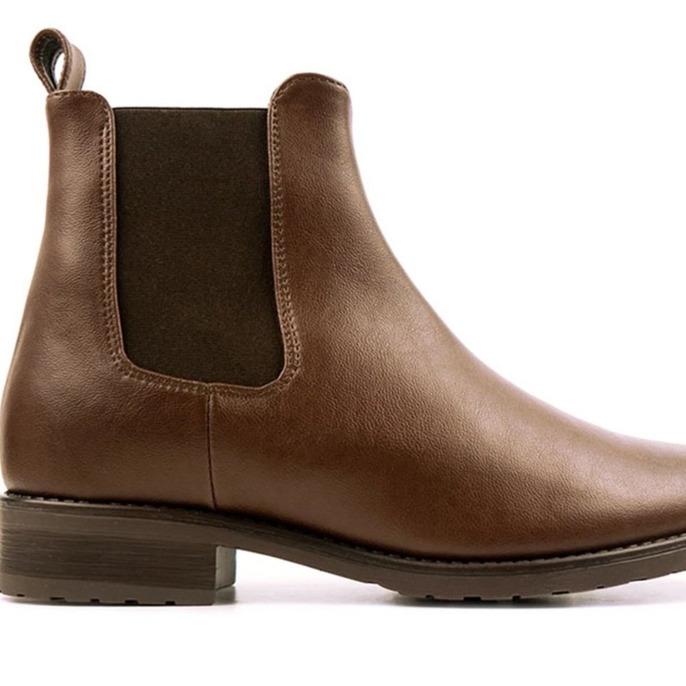 Will's Vegan Leather Smart Chelsea Boots in Chestnut